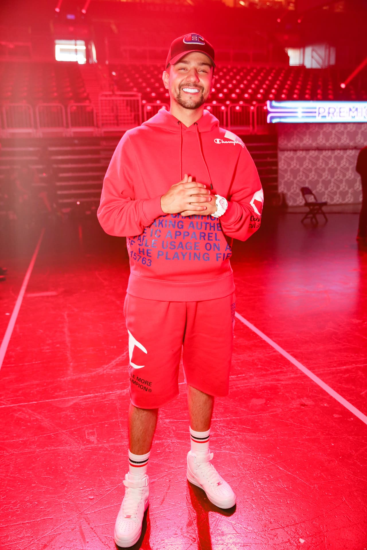 Luis Coronel dejó por un momento la elegancia que siempre lo ha caracterizado y eligió este atuendo deportivo de sudadera y bermudas.