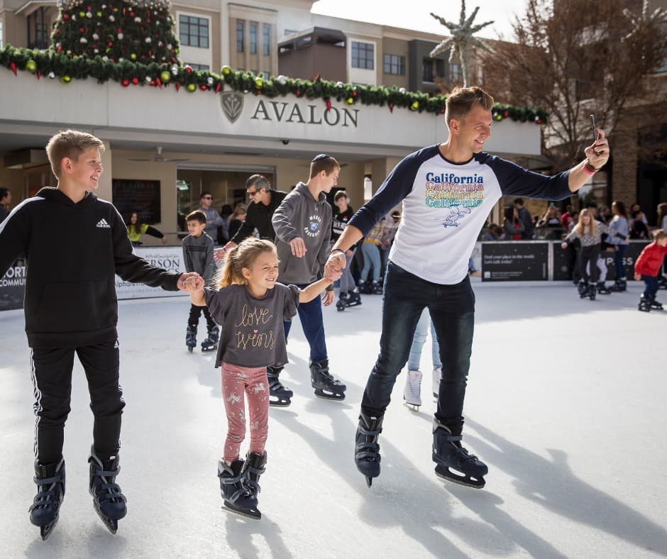 <b><a href="https://www.experienceavalon.com/events/eventitems/avalon-on-ice/" target="_blank">Avalon on Ice (hasta el 17 de enero)</a></b>: La monumental pista de patinaje sobre hielo inspirada en el Centro Rockefeller está de regreso y los visitantes deberán hacer reservaciones. La entrada cuesta $18 para adultos y 14 para niños.