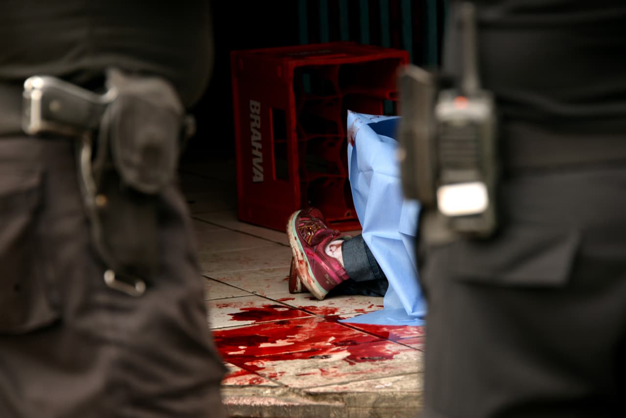 Otras salen muertas de las maras. En la foto se observa el cadáver de una mujer que falleció debido a la guerra entre pandillas en Guatemala.