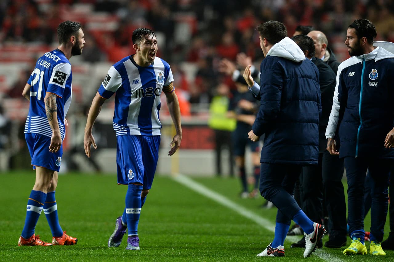 Porto ha sido su principal perseguidor y en la fecha 10, con Jesús Corona, Miguel Layún y Héctor Herrera en cancha, puso en peligro el primer lugar de su rival en el partido disputado en el estadio Do Dragao, en el que como local vencía 1-0 a Benfica.