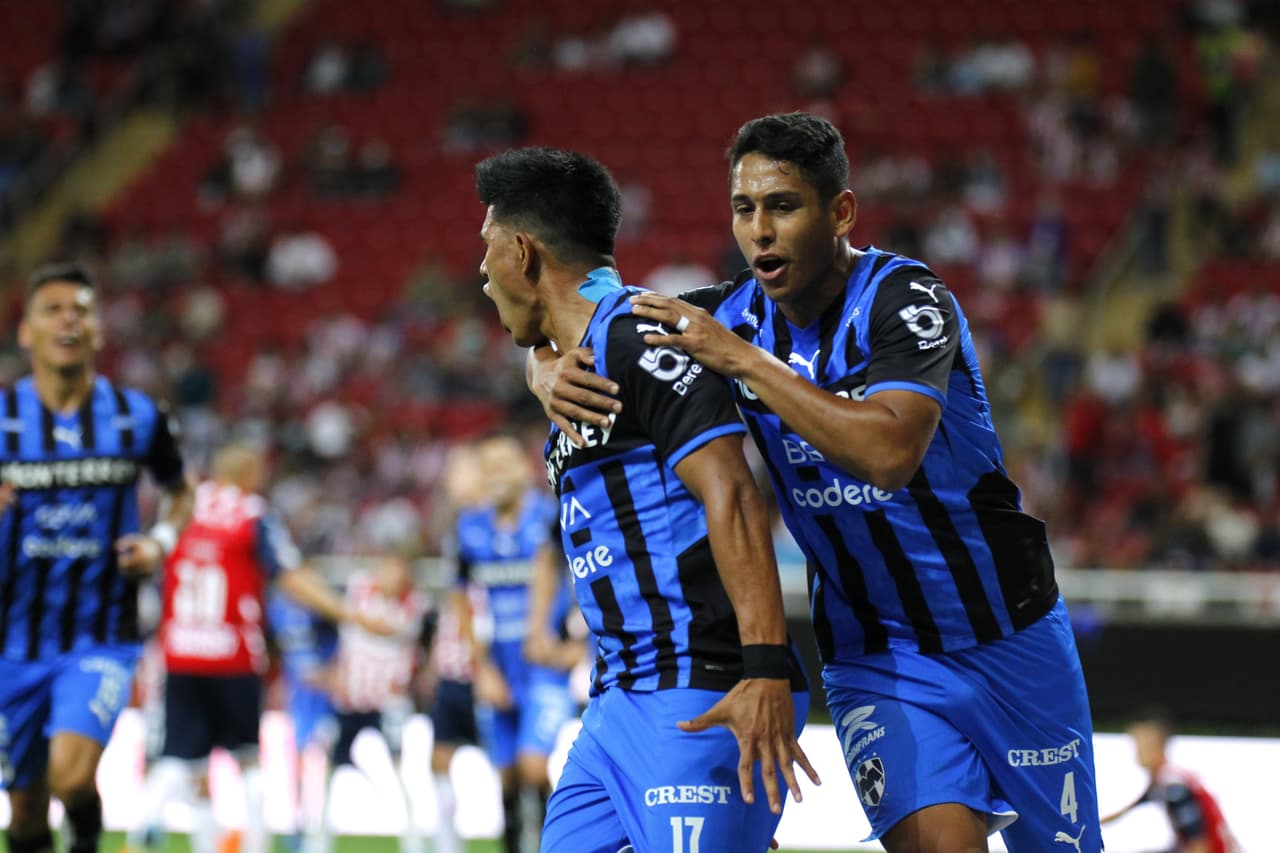 Chivas comenzó ganando con gol de Ángel Zaldíver, pero Rayados reaccionó y con goles de Gallardo, Vegas y un ‘osote’ de Miguel Jiménez terminó por vencer y hundir a un Guadalajara que podría quedarse sin DT.