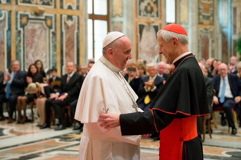 Imagen de archivo del papa Francisco (i) y Donald Wuerl.
