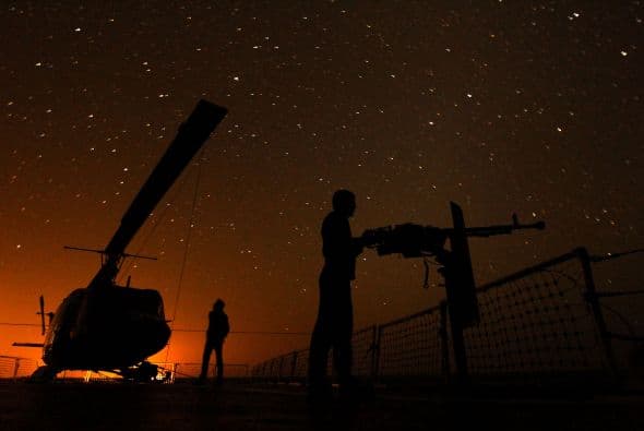 - La resolución 1747 (del 24 de marzo de 2007) amplía el campo de las sanciones: embargo sobre las compras iraníes de armas, restricciones financieras y comerciales así como los viajes de personalidades iraníes ligadas al programa nuclear.