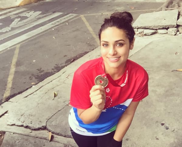 Le gusta hacer deporte, sobre todo correr.