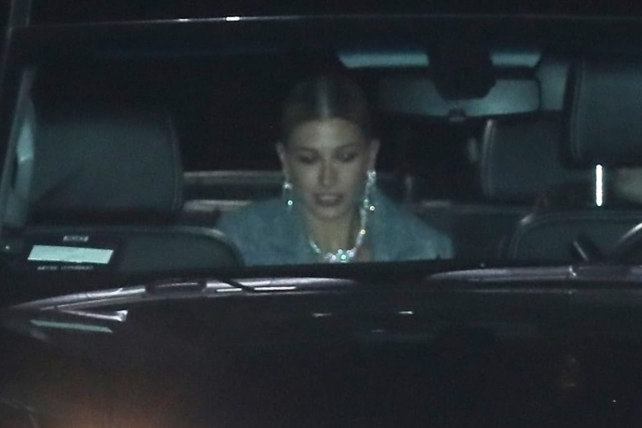 Luego de que los planes quedaran en suspenso, este martes en la noche, la modelo de 22 años se fue de fiesta con un reducido grupo de amigos.