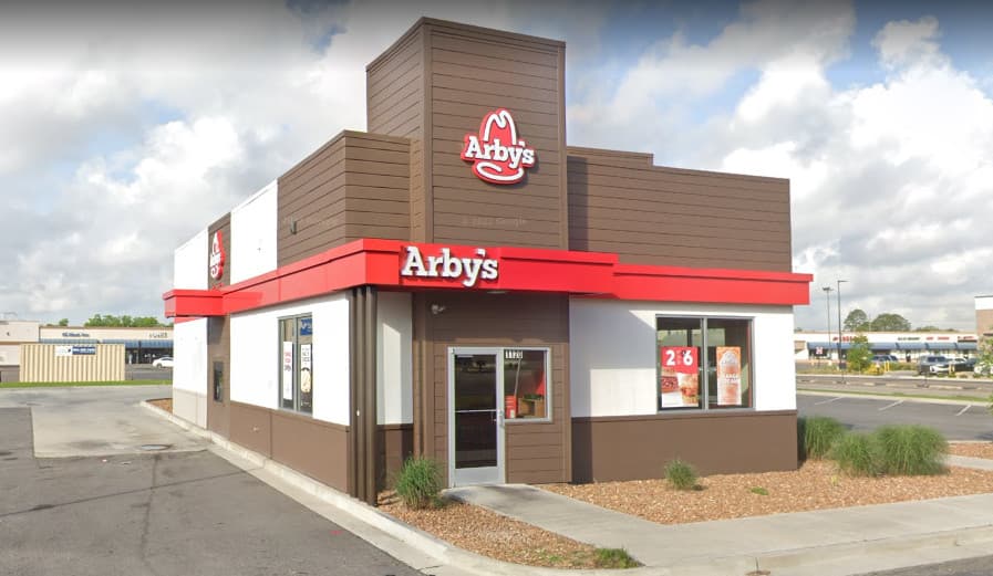 Apareció muerta en la nevera de un Arby's: ahora su familia demanda al restaurante