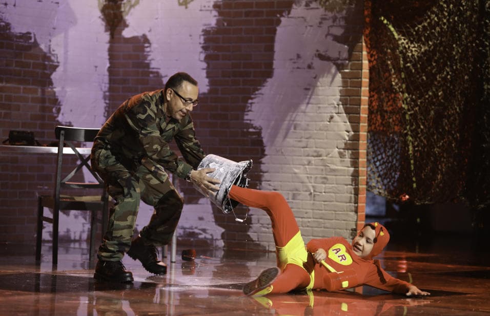 Fernando Arau y Ángel nos arrancaron varias carcajadas. 
<b><a href="http://www.univision.com/shows/pequenos-gigantes/y-ahora-quien-podra-defendernos-angel-es-el-nuevo-chapulin-colorado-video" target="_blank">Mira aquí la presentación</a></b>