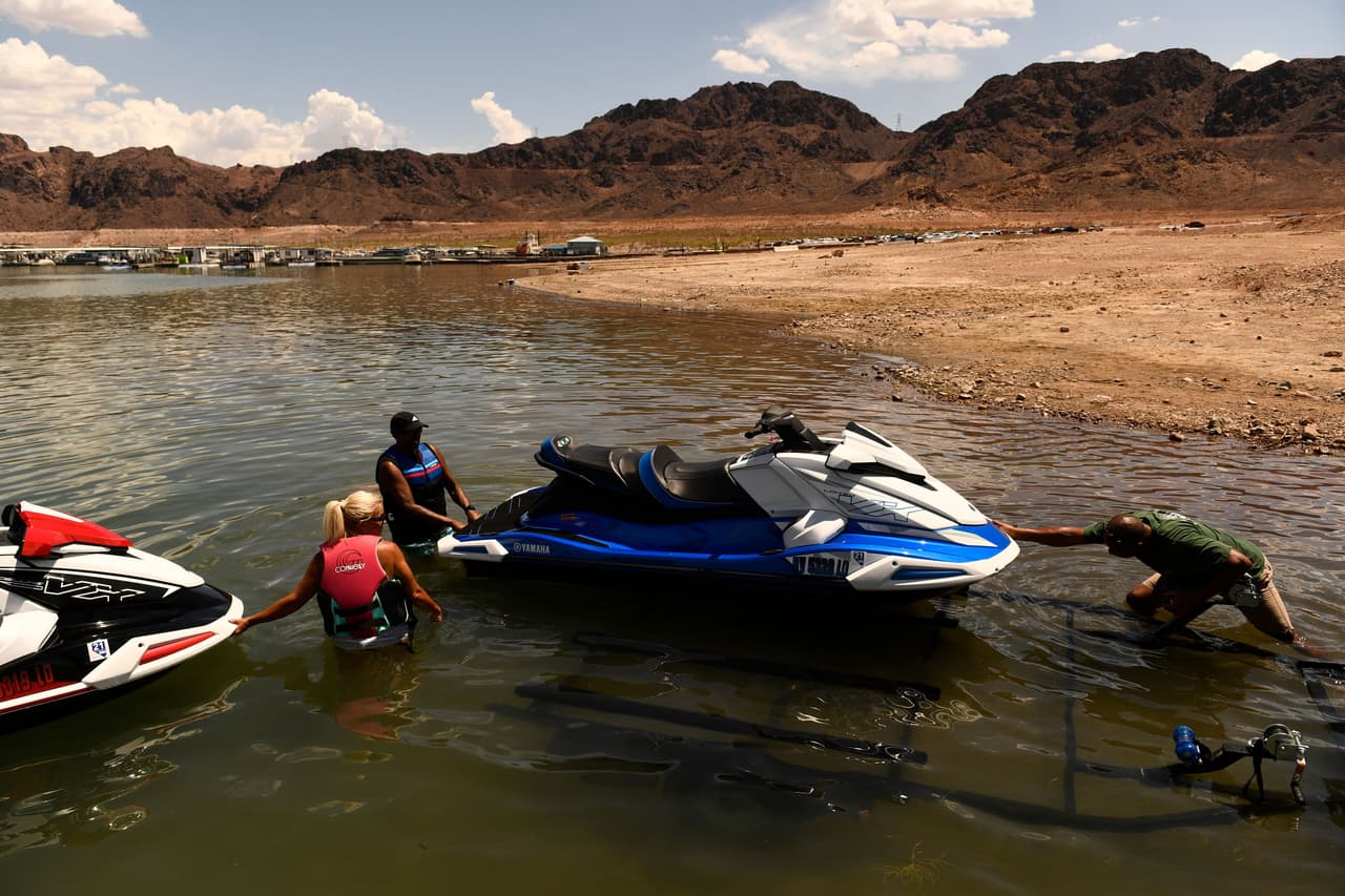 Las personas lanzan una embarcación de agua personal Yamaha WaveRunner los niveles del agua se mantienen bajos debido a la sequía occidental y se espera que esto continúe.