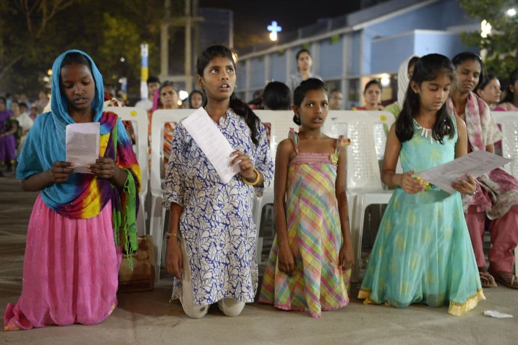 Un grupo de chicas adolescentes cantan durante la tradicional misa de Jueves Santo, en India.