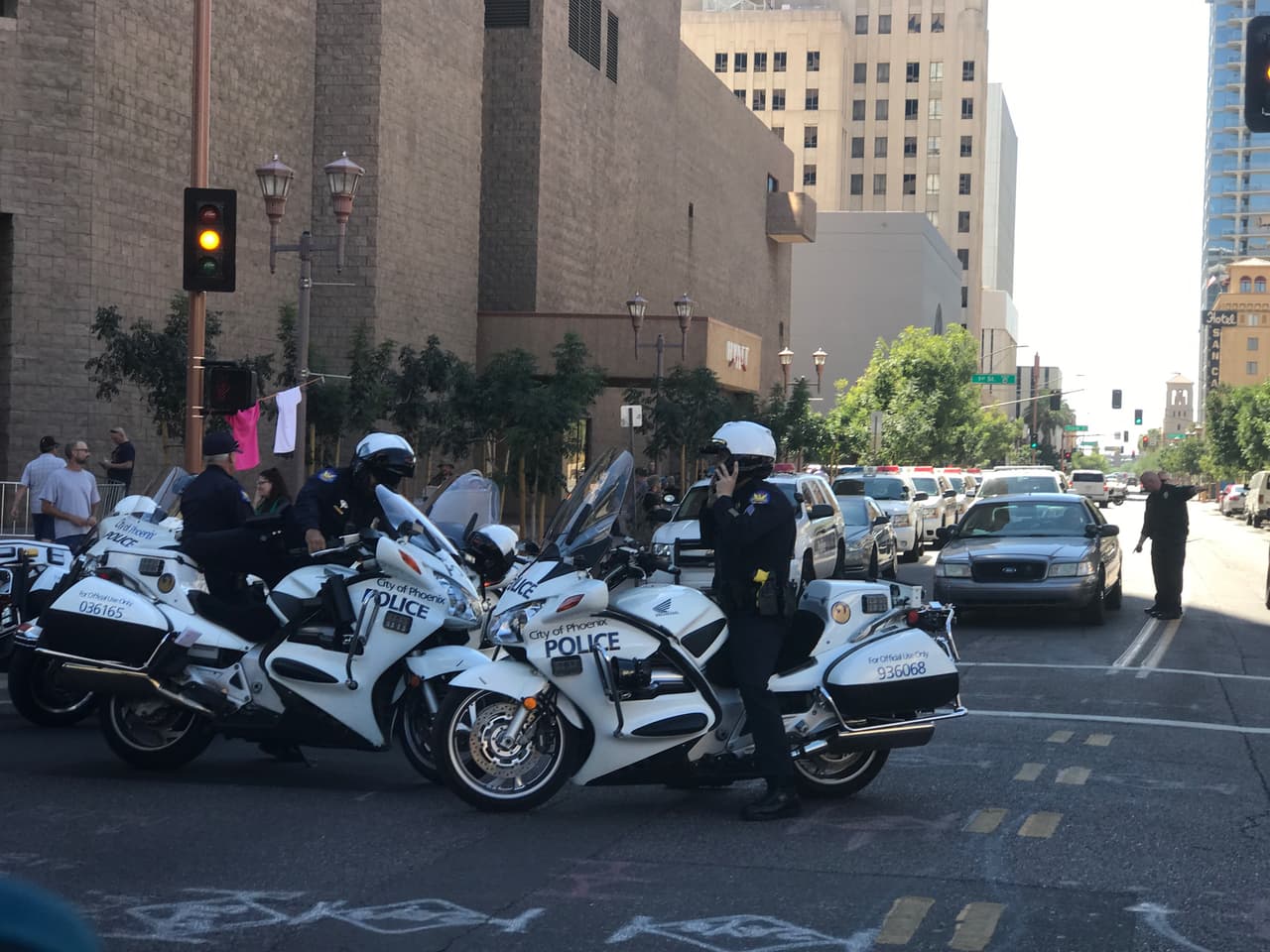 Decenas de policías patrullan en centro de Phoenix ante la masiva afluencia de seguidores y manifestantes.