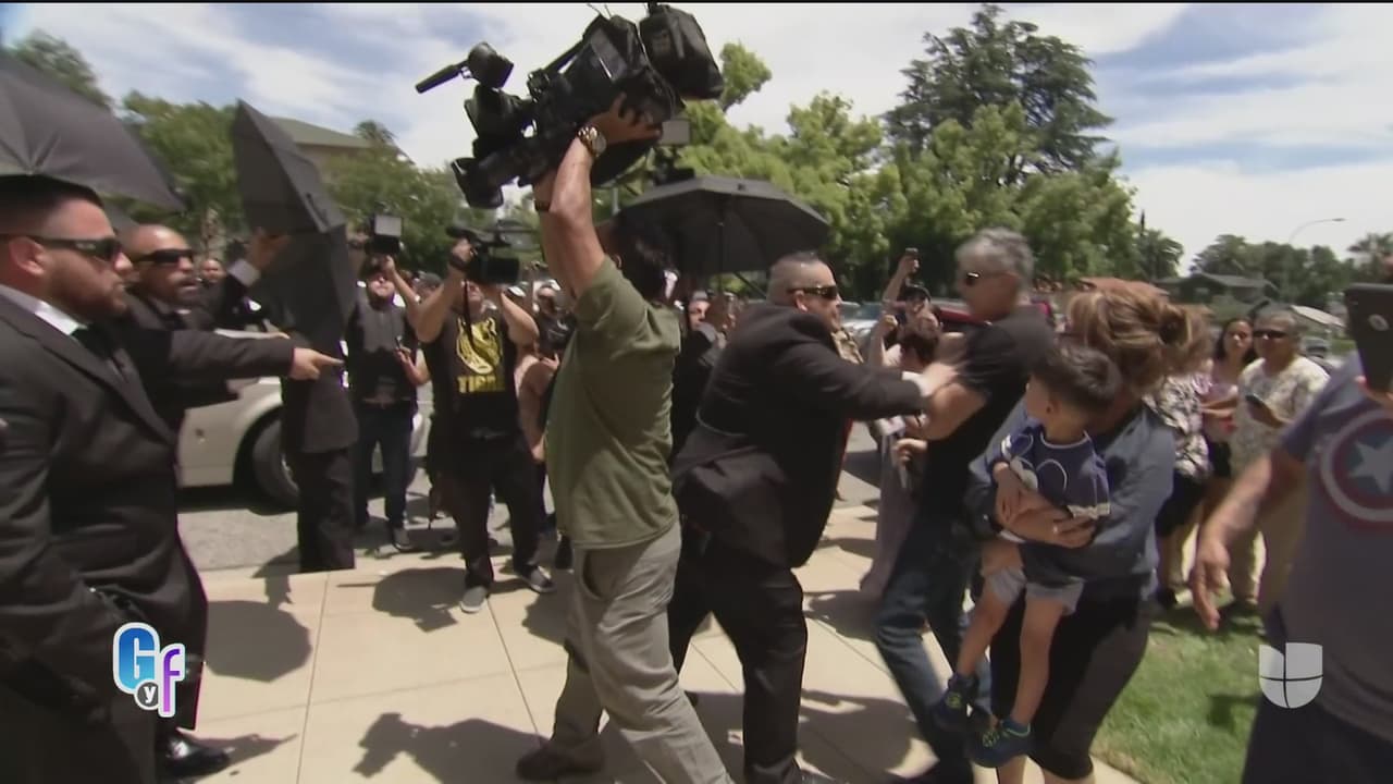 Sin embargo, al llegar lo que se encontró fueron empujones, agresiones y armas de descarga eléctrica por parte de personal de seguridad que resguardaba el lugar de la boda.