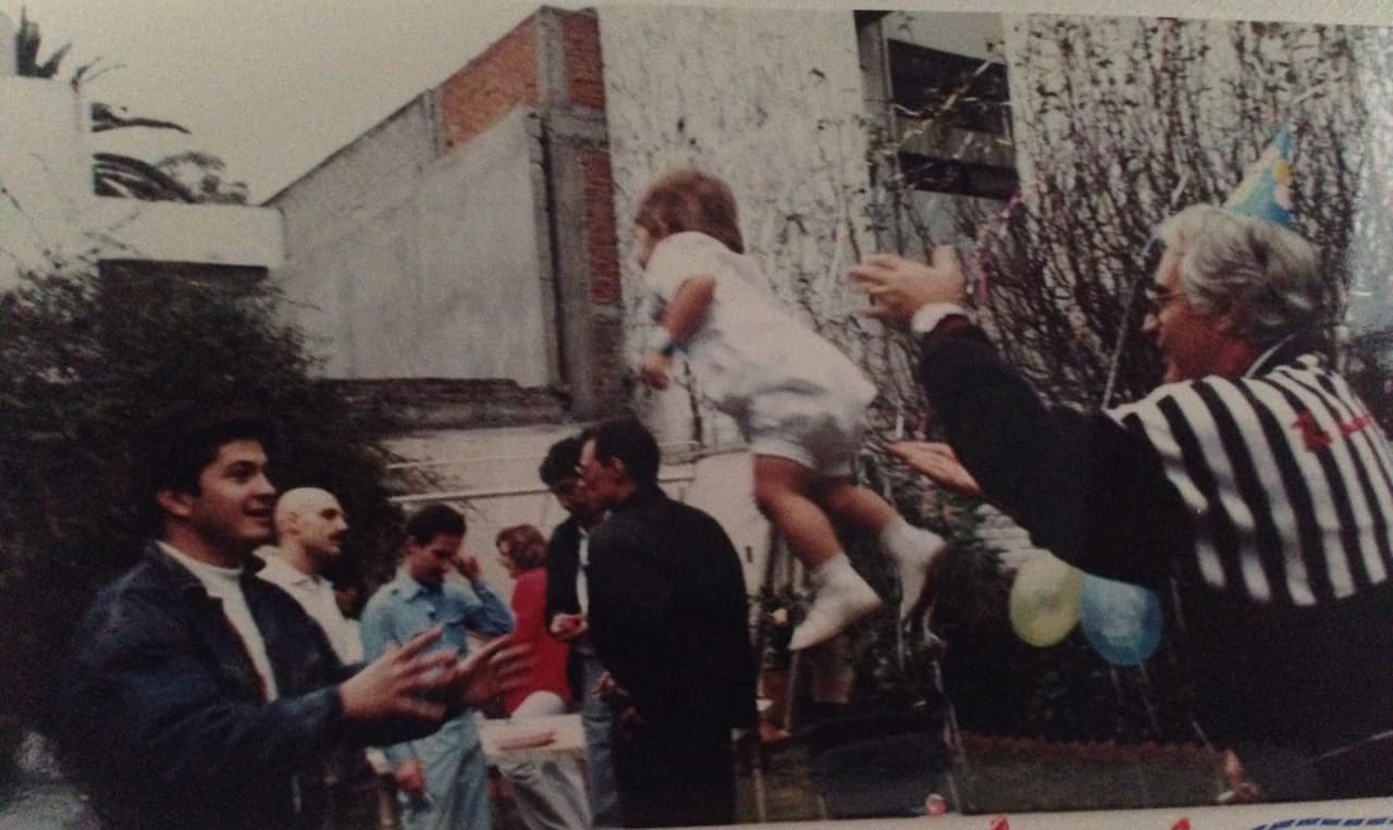 La diferencia de edad entre el actor y su esposa, 26 años, fue objeto de críticas en aquella época, aunque su relación no se resintió. Pronto tuvieron a su primer hijo, Carlo.