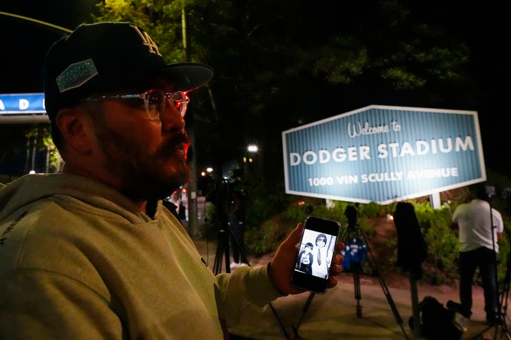 <b>Marcello Ambriz</b> llegó al estadio de los Dodgers de Los Ángeles con 
<b>una foto muy particular</b> en su teléfono celular. La imagen lo muestra a sus 2 años junto a 
<b><a href="https://www.univision.com/local/los-angeles-kmex/la-leyenda-mexicana-fernando-el-toro-valenzuela-muere-a-los-63-anos-video" target="_blank">Fernando Valenzuela, un ídolo</a></b> no solo de los mexicanos, sino de la comunidad latina.