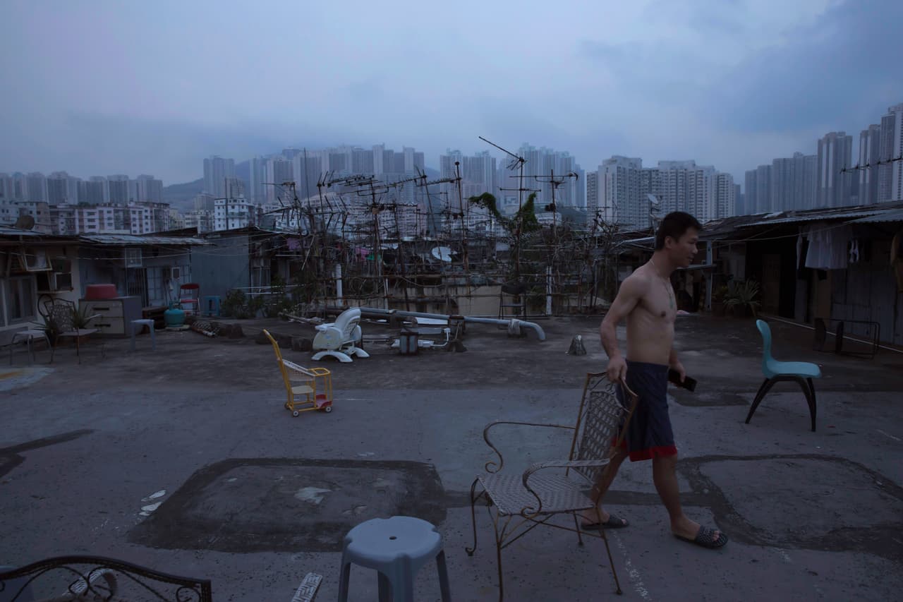 En la azotea de un edificio de Hong Kong se distribuyen las pequeñas ‘casas ataúd’.