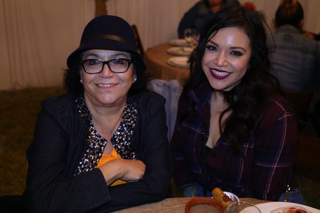 <b>Doña Rosa</b> y 
<b>Jackie Marín</b> esperaban con ansias la llegada de la anfitriona de la noche.