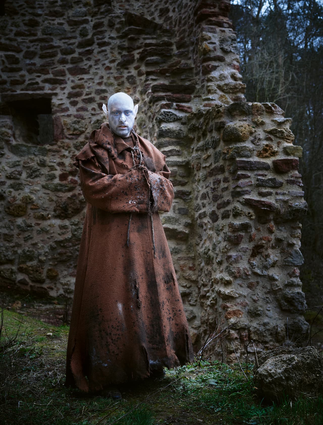 <b>Fray Julianus,</b> sacerdote de la Abadía de San Miguel en Siegburg y padre del clan nosferatu. El fotógrafo Boris Leist se interesó por los jugadores de LARP cuando conoció a un participante que aunque tenía otra profesión, aprendió de soldadura para perfeccionar su traje metálico.