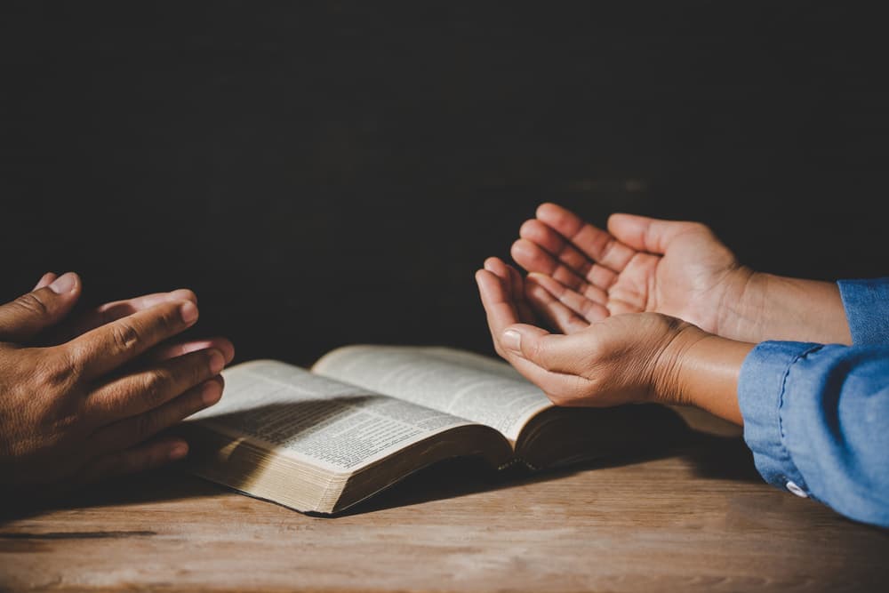 Y no hay nada mal en recibir correos, textos, fotos, gifs o videos en tus redes sociales con hermosas oraciones, imágenes religiosas o frases, mantras o reflexiones que tengan contenido espiritual o religioso - eso no tiene nada de malo. Lo terrible es condicionar a que lo 'pasen', compartan o den 'forward' a todos sus contactos porque si no, les irá mal o no se les va a cumplir nada.