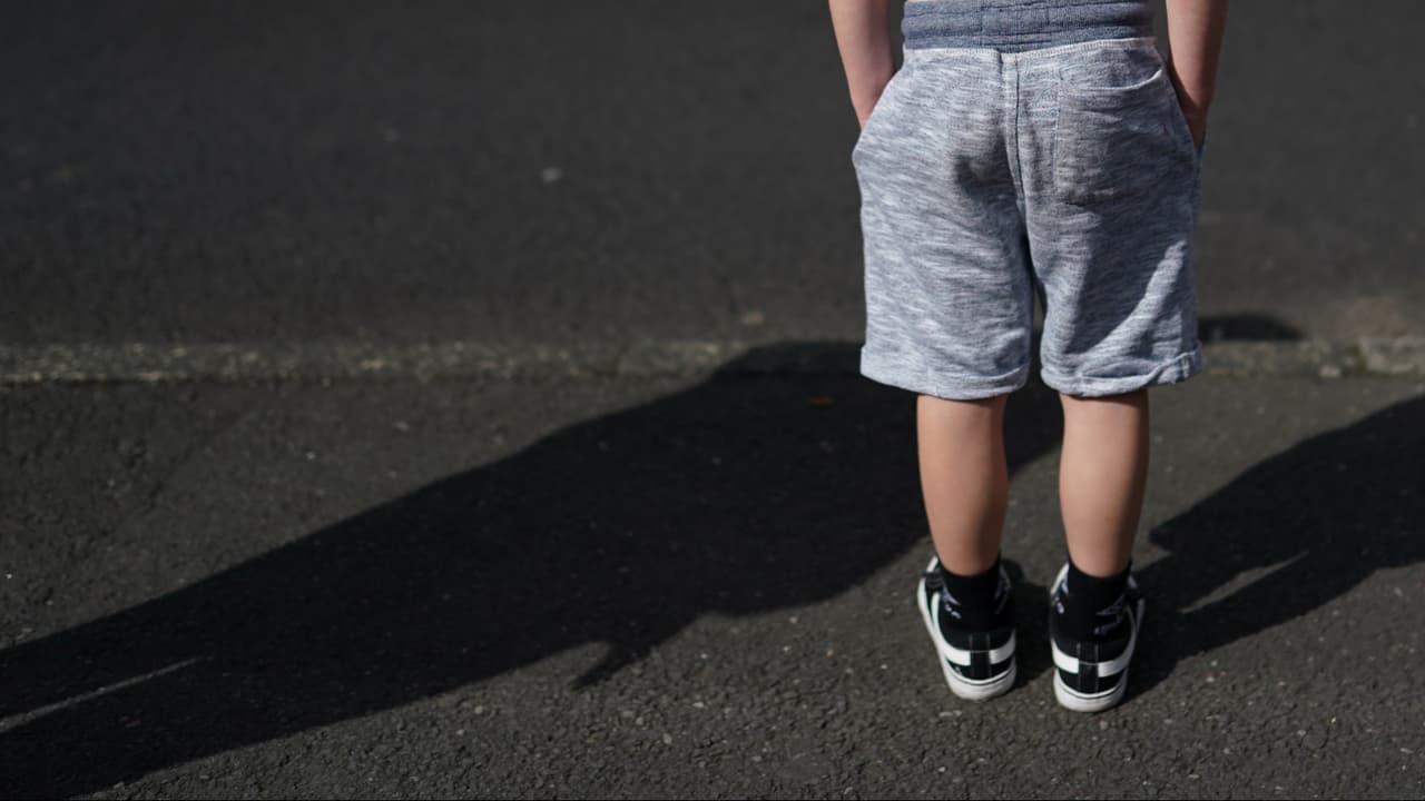 "Sácalo de aquí": madre denuncia que un sacerdote echó a su niño con autismo por jugar en una iglesia