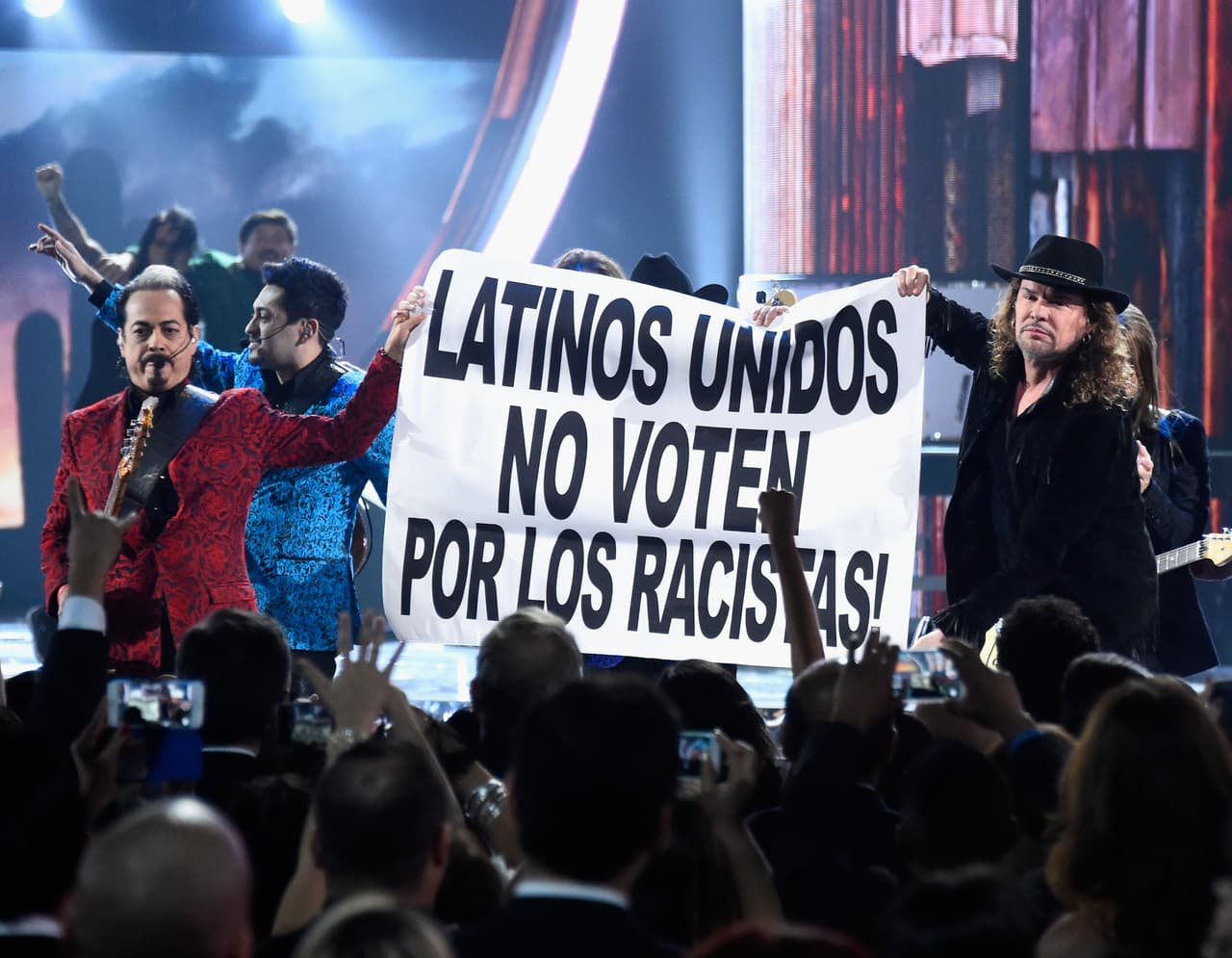 Además de caracterizarse por su talento, Maná también ha destacado por su empatía y solidaridad con diversas causas. Así sucedió en Latin GRAMMY de 2015 cuando, junto a los Tigres del Norte, extendieron una lona con la leyenda 'Latinos Unidos No Voten Por Los Racistas'.