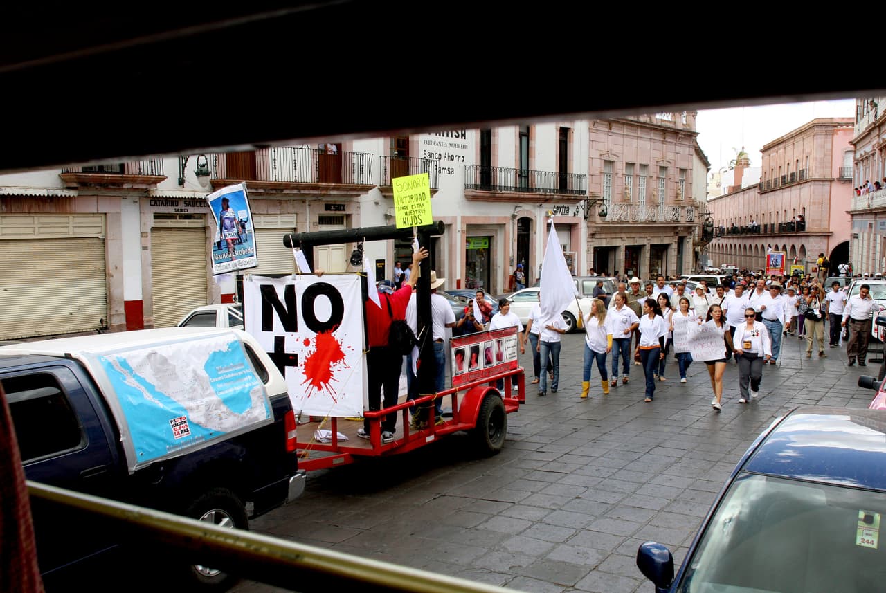 <b>Zacatecas.</b> 
<b>Nivel 3: Reconsiderar viajes. </b>Sobre esta región, el Departamento de Estado de EEUU refiere que el crimen violento y la actividad de pandillas son comunes en partes del estado. Sin embargo, no hay restricciones de viaje para los empleados del gobierno. Se encuentra en el nivel de alerta naranja por la pandemia.