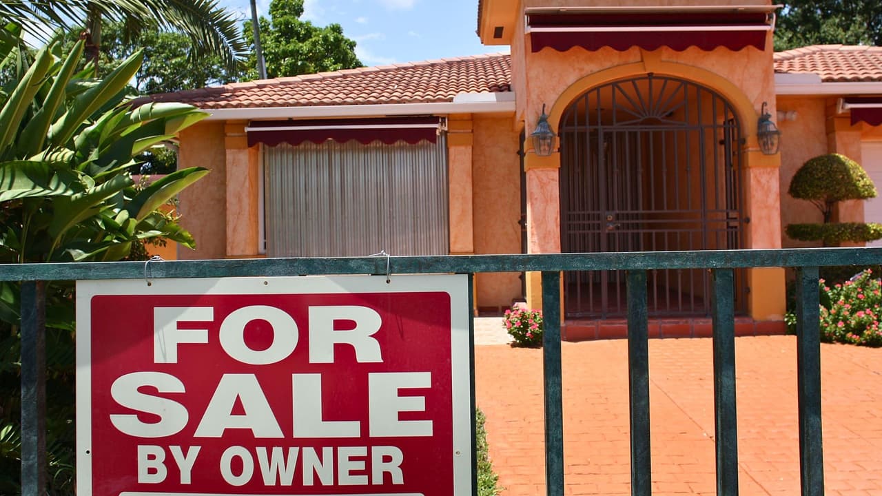 <b>El precio medio actual de la vivienda en Coppell es de $643,000</b>, según el portal Zillow, destaca el informe. Sin embargo, la zona ofrece una gama de opciones de vivienda con diferentes rangos de precio. La plataforma Rocket Homes informó 
<b>en mayo de 2024 que el precio medio de una vivienda en Estados Unidos era de alrededor de $416,000</b>, y en Texas de $332,000. Por lo tanto, vivir en Coppell está significativamente por encima del promedio, comparable a los precios en el Distrito de Columbia y California, lo que 
<b>abre el debate sobre la calidad de vida y la asequibilidad de la vivienda</b>.