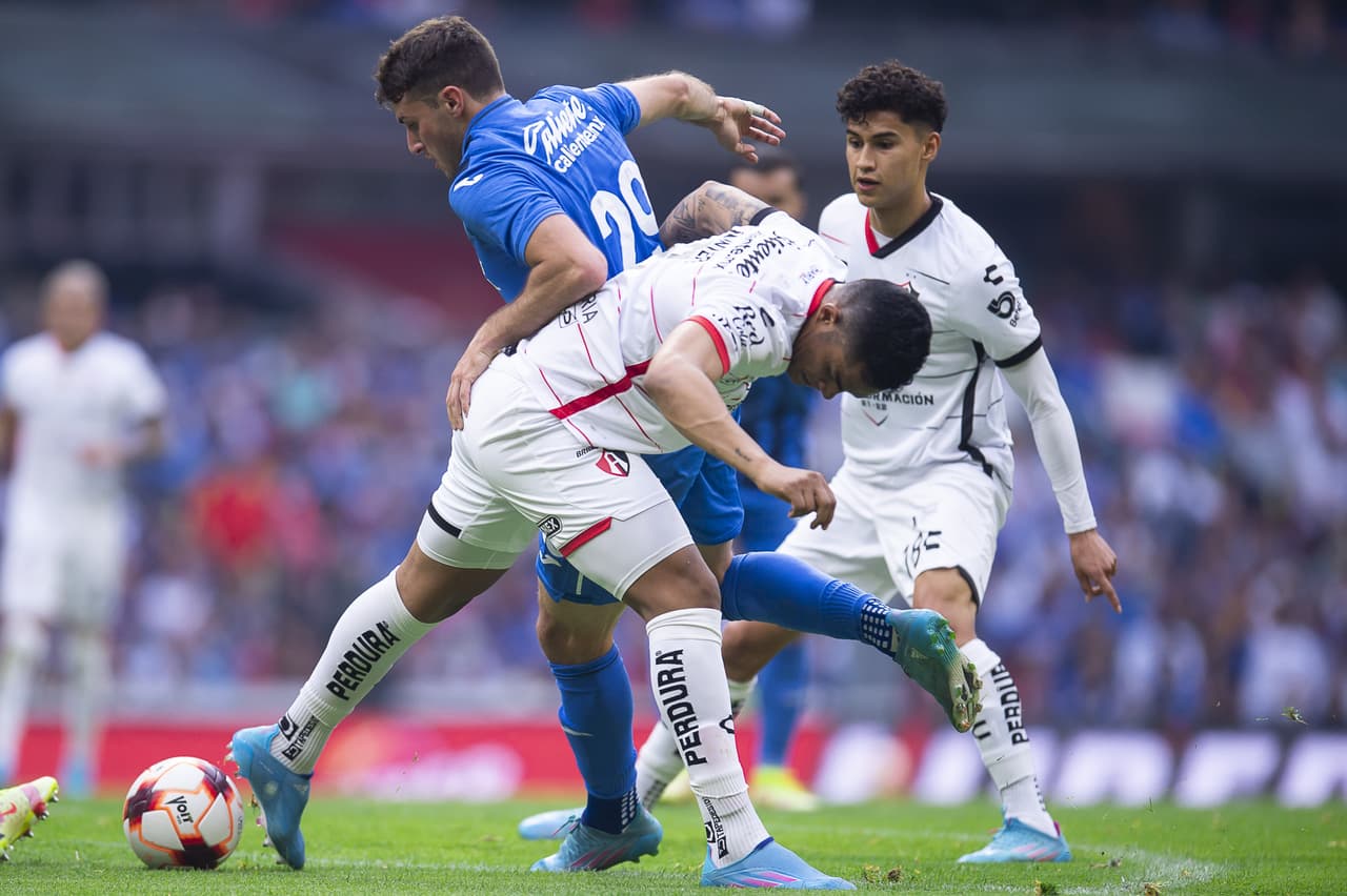 Cruz Azul sufrió pero logró derrotar al campeón que vio como le anulaban dos goles y terminó encima de los Cementeros.