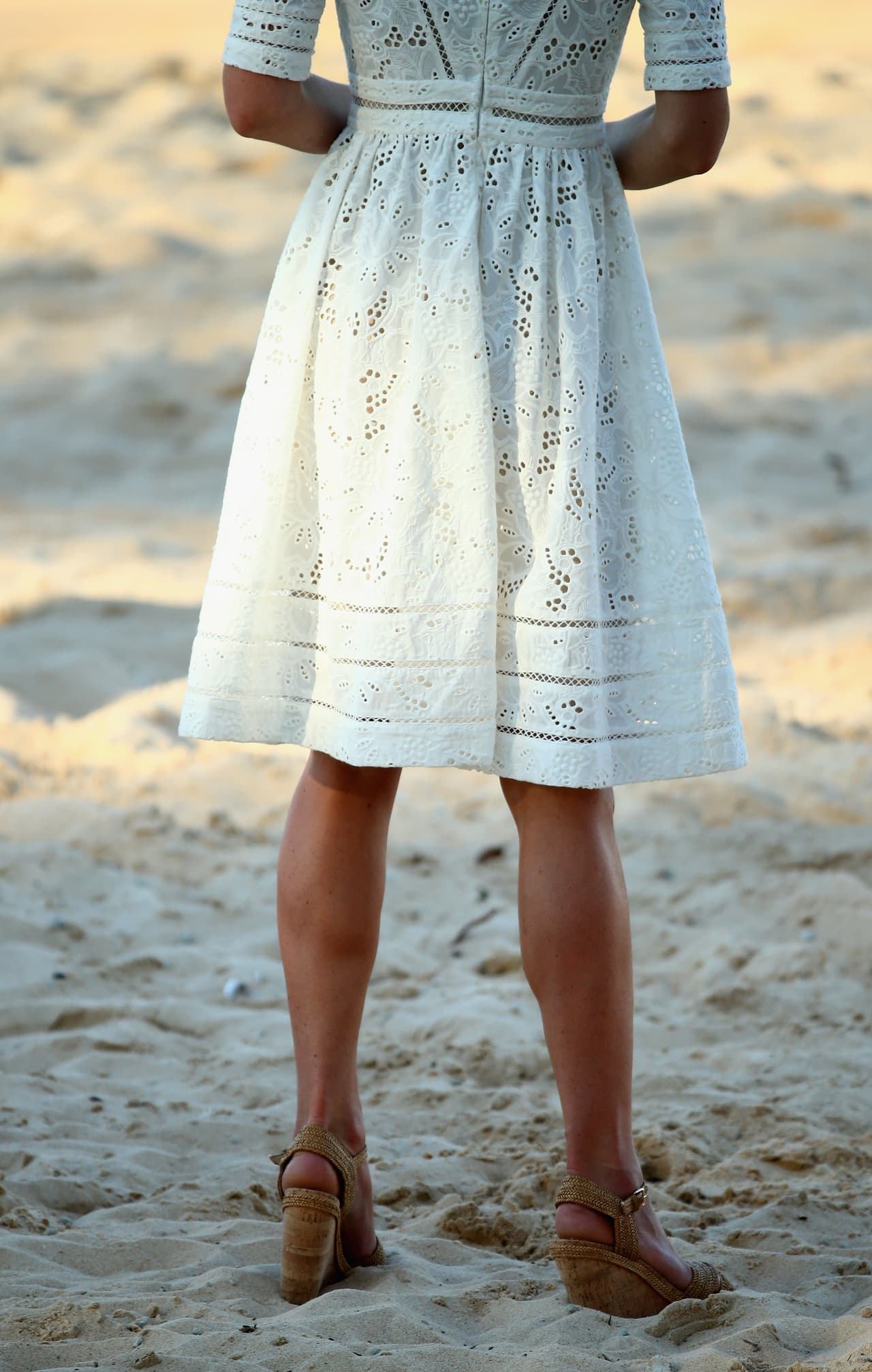 Y para mayor comodidad, eligió unas alpargatas hechas en España en piel color camello “Minx” de 
<b><a href="https://www.stuartweitzman.com/home/">Stuart Weitzman</a></b> con tacón corrido en corcho.