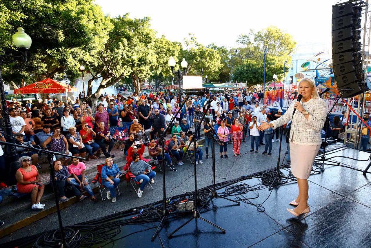 Las Fiestas Patronales de Ponce se celebran en la Plaza de las Delicias en honor a la Virgen de Guadalupe.