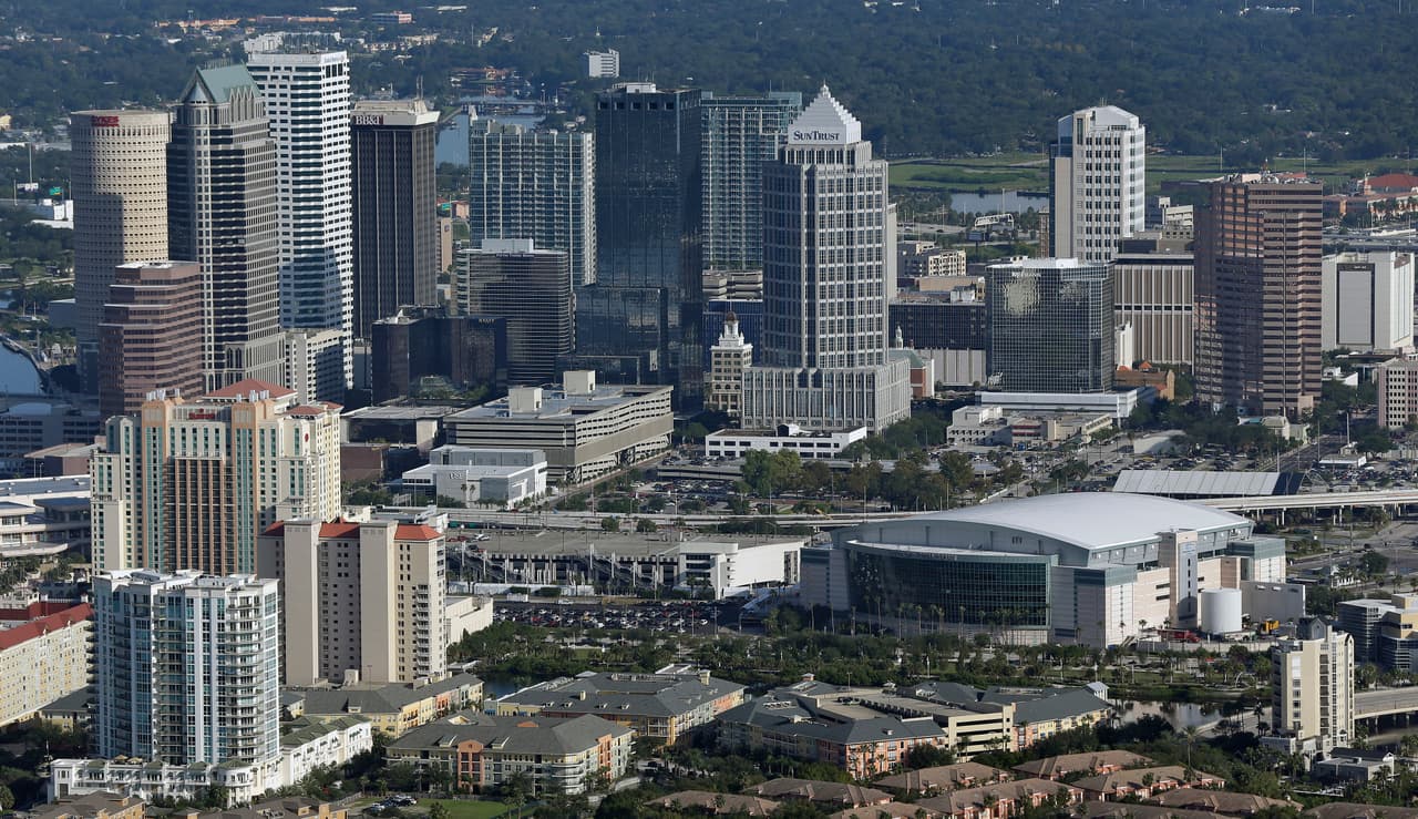 15.- 
<b>Orlando, Florida:</b> Los resultados muestran un desempeño limitado en todas las áreas analizadas, alcanzando una puntuación total de 42.05 dentro del estudio. La ciudad ocupa el puesto 169 en seguridad del hogar y la comunidad, el 122 en riesgo de desastres naturales y el 144 en seguridad financiera, ubicándose en posiciones rezagadas en cada una de las dimensiones evaluadas. Su clasificación evidencia una falta de fortalezas destacadas y una vulnerabilidad generalizada en los distintos aspectos que conforman el índice de seguridad.
