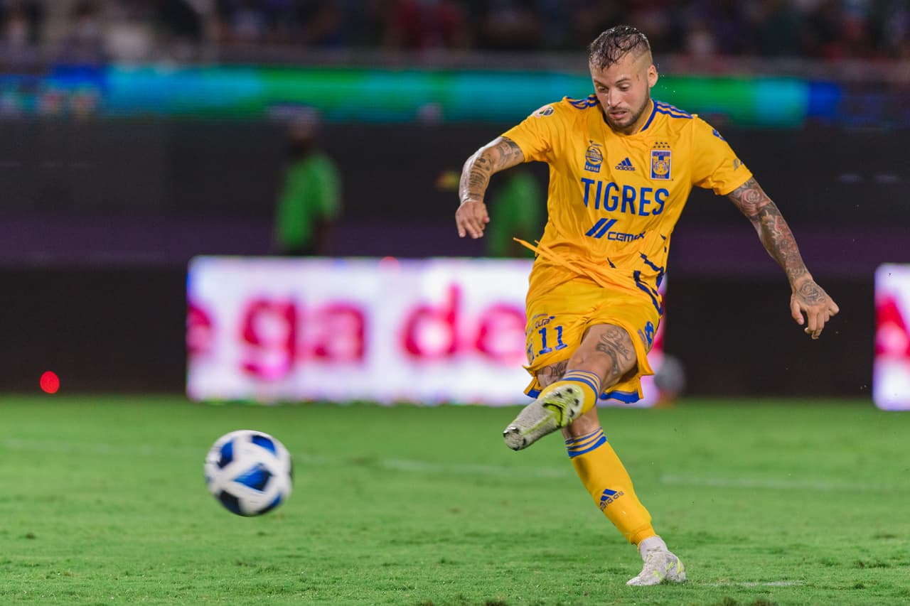 Un par de minutos después, Jesús Dueñas reclamaba una mano, tras un disparo en el área, que el VAR le concedió como penal.