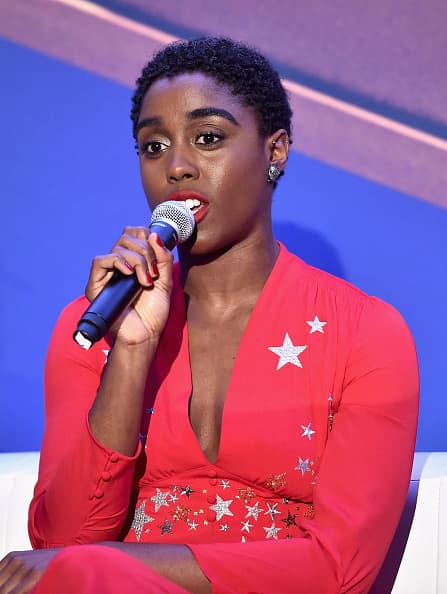 Los personajes de Lynch y Craig se cruzarán en la nueva cinta después de que 'M', interpretado por
<b>Ralph Fiennes</b>, llame desesperadamente a Bond, jubilado en Jamaica, para pedirle ayuda en una misión.