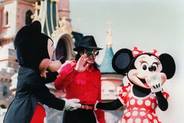 El desaparecido Michael Jackson, amante de los parques de diversiones, también tuvo oportuniad de convivir con estos hermosos personajes. ¿Así o más solicitado Mickey Mause? Mira aquí más videos de Chismes.