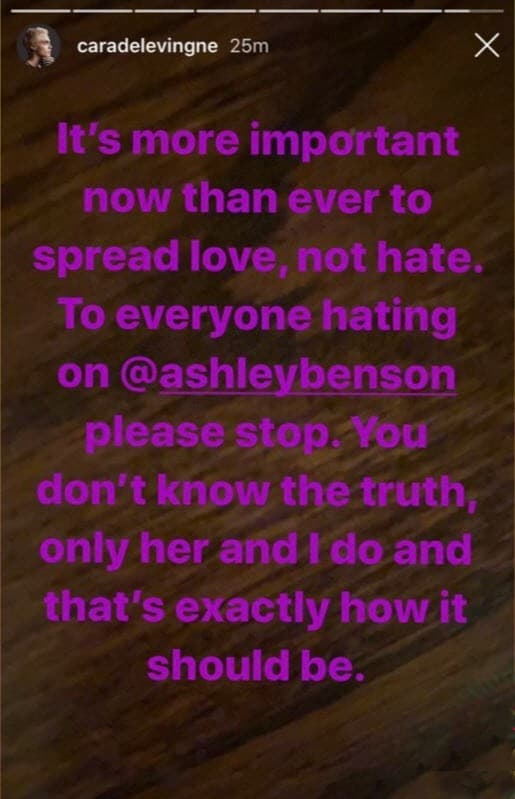 Sin embargo, Delevingne salió en defensa de su ex: "Ahora es más importante que nunca esparcir amor, no odio. A todos los que están odiando a Ashley Benson: por favor, paren. No saben la verdad. Solo ella y yo la sabemos y así es exactamente como debería ser".
<br>