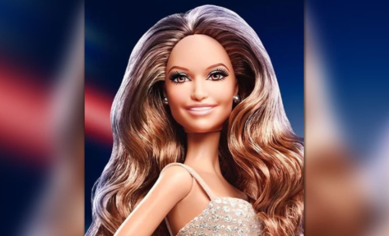 <b>Jennifer López</b>
<br>
<br>A los estantes de muñecas, en 2013 llegó la ‘Barbie JLo’. En su cuenta de Instagram, la
<a href="https://www.univision.com/musica/se-casaron-otra-vez-asi-fue-la-segunda-boda-de-jennifer-lopez-y-el-ben-affleck-fotos" target="_blank">‘Diva del Bronx’</a> mostró dos versiones de la Barbie. La primera, cuando vistió un diminuto vestido de Zuhair Murad en los Oscar del 2012 y la otra luciendo el brillante traje plateado, que usó cuando realizaba su gira mundial
<i>Dance Again</i>.
