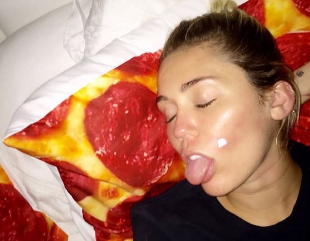 Miley Cyrus sí que perdió el control, publicó esta imagen sacando la lengua y durmiendo.