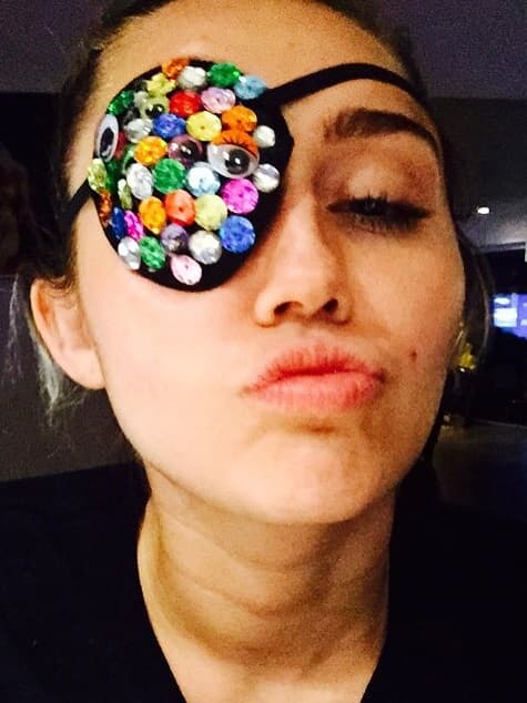 Sus locuras van primero, cuando Miley muestra sus selfies.
