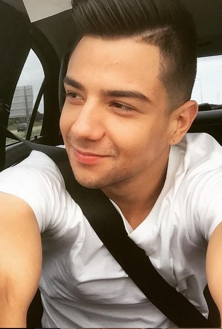 Pero Luis Coronel sí que es bien portado, el galán no deja de tomarse selfies.