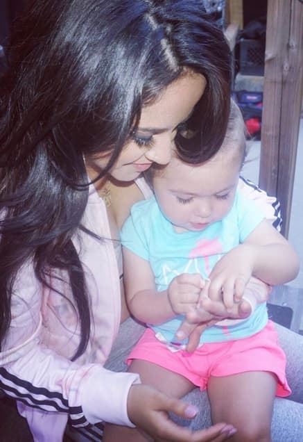 Resumen1¿Becky G con un niño? No se asusten, a la cantante le fascina dar cariño a los bebés.