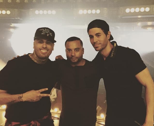 Y para cerrar con broche de oro te presumimos esta foto en la que Enerique posa con sus inseparables amigos. Micki Jam no dejó de sonreír.