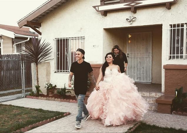 Justin tampoco dejó de darnos sorpresas, así de feliz puso a esta quinciañera a la que le dio el mejor regalito...¡llevarla de la mano en un día tan especial!