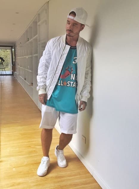 Este galán del reggaetón también nos presumió otro de sus coloridos modelitos.