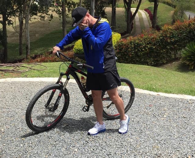 ¿Qué le pasó? Parece que J Balvin se cayó de la bicicleta...