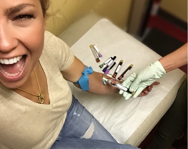 Thalía se fue de fiesta, pero también fue al doctor, y hasta nos mostró cómo le sacaban sangre.
