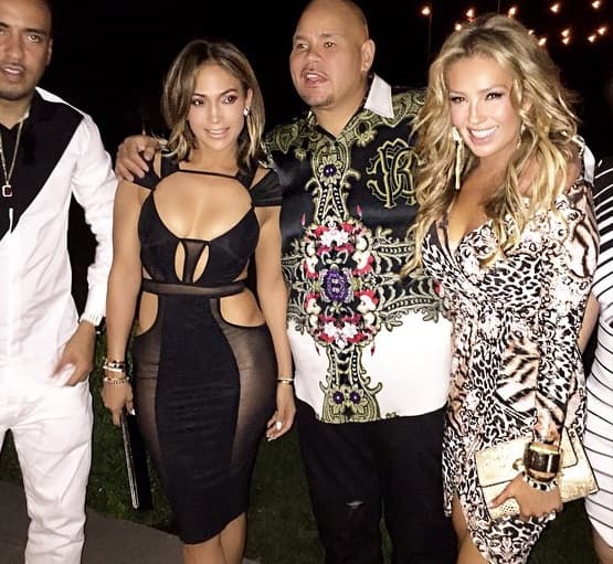 Entre amigos, Jenni la pasó de maravilla y hasta presumió sus curvas con ese sensual modelito.