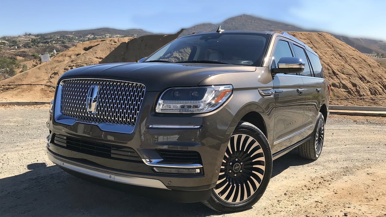 La nueva 
<b>Lincoln Navigator 2018 </b>es 3 pulgadas más larga y más alta que se predecesora. Su 
<b>carrocería de aluminio extra resistente</b> la hace 200 libras más liviana de lo que hubiese sido con el uso del acero convencional, sin embargo Lincoln compensó los ahorros en peso con materiales aislantes acústicos para lograr la cabina más silenciosa que hemos experimentado en los últimos 10 años.