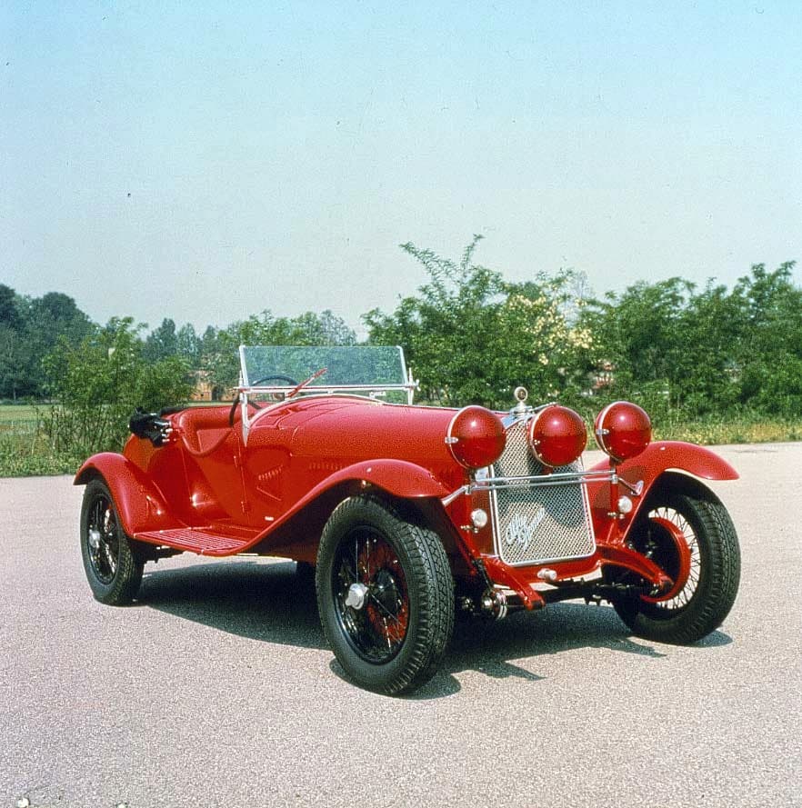 En 1930 Tazio Nuvolari se incorporó oficialmente al equipo Alfa Corse. Existen muchas historias sobre Nuvolari que lo llevaron al nivel de ‘heroe’. La más famosa ocurrió cuando durante la Mille Miglia en 1930. Tazio apagó las luces de su Alfa Romeo 6C 1750 GS (foto) durante su persecución nocturna al líder y compañero de equipo (Achille Varzi) sorprendiéndolo y superándolo muy cerca a la meta.
