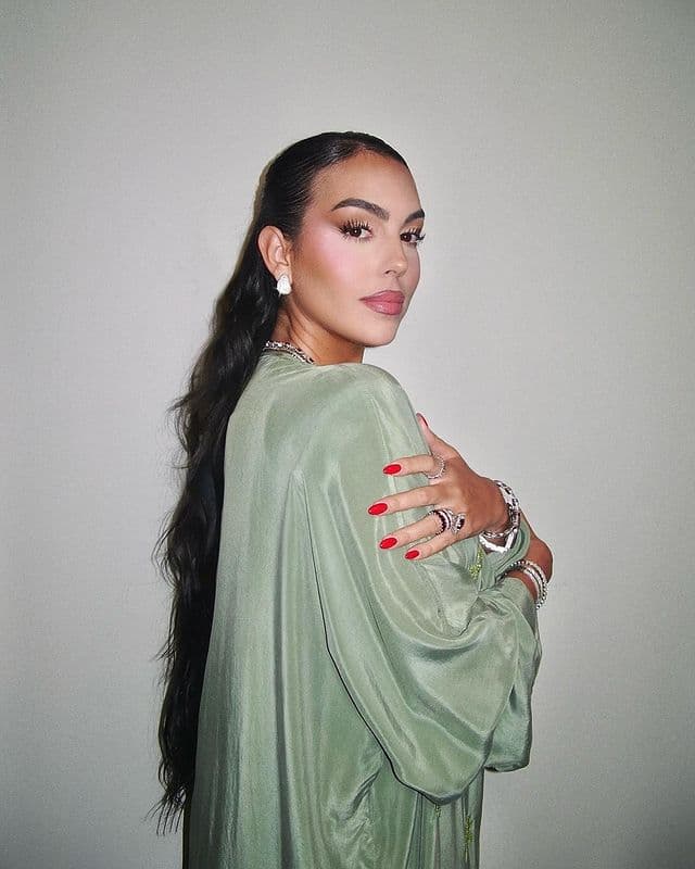 Una argolla de diamantes de 10 quilates, con un valor de 367,332 dólares, adornó asimismo la mano de la modelo de 28 años.
<br>