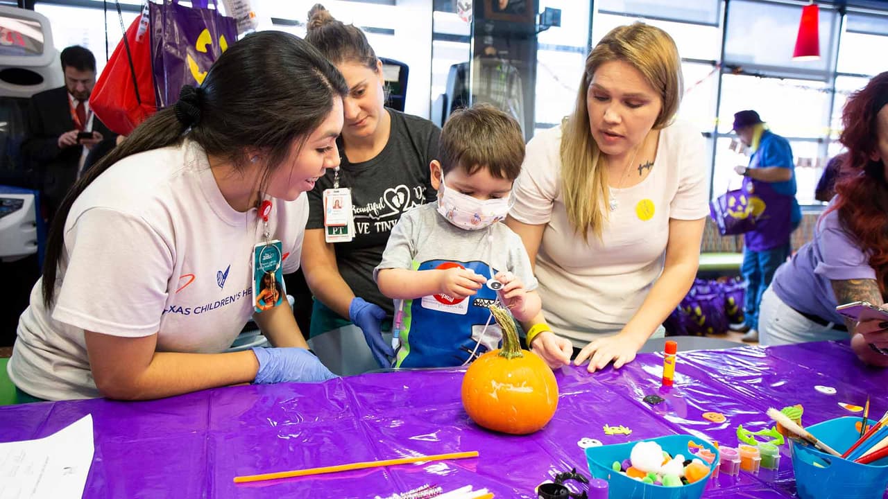 Disfraces, juegos, música y manualidades están presentes durante el festejo.