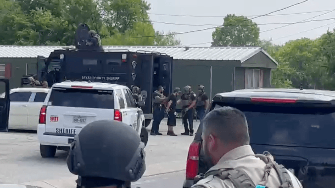 El hombre que estaba atrincherado se rindió después de alrededor de una hora y media.