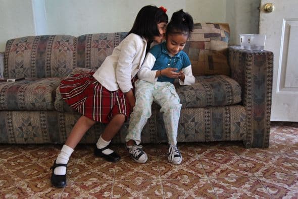 La investigación arrojó interesantes resultados en cuanto a la estructura familiar en los hogares de indocumentados. Un 45% vive junto a su pareja y sus hijos, comparado con el 34% de los inmigrantes documentados. Aquí resalta nuevamente el factor de la joven edad de los indocumentados.